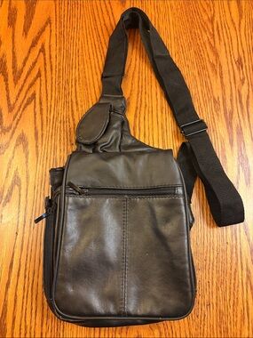Men’s Black Leather Crossbody Shoulder Slingback Expandable Bag by Db Design